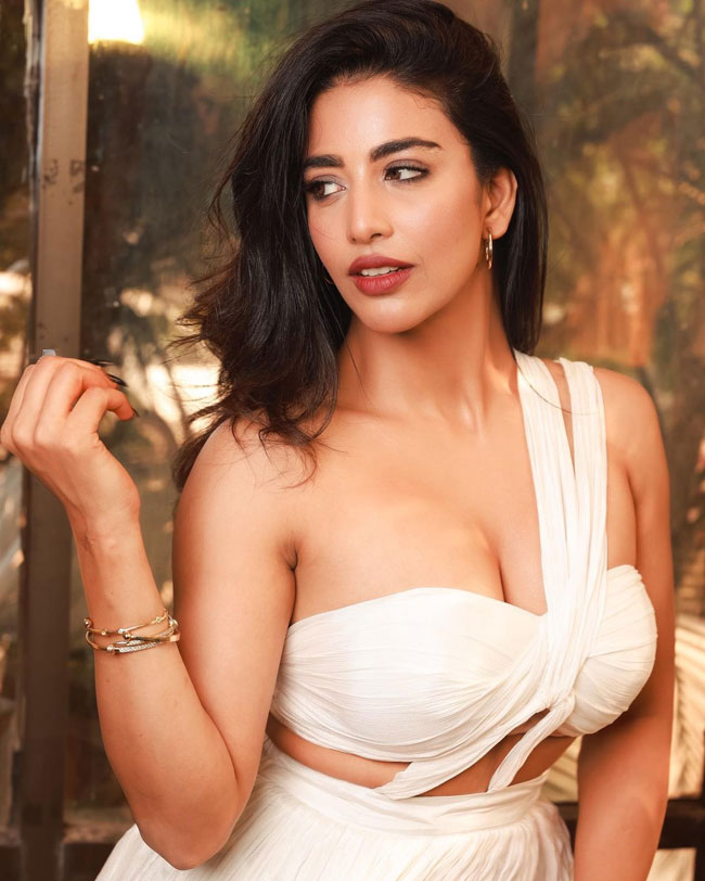 Staggering Poses Of Daksha Nagarkar